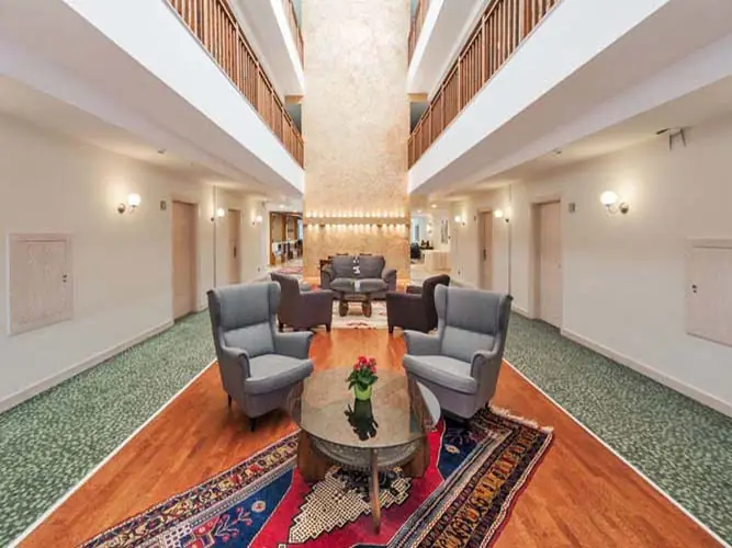 Otel lobisi dekoratif boya uygulaması